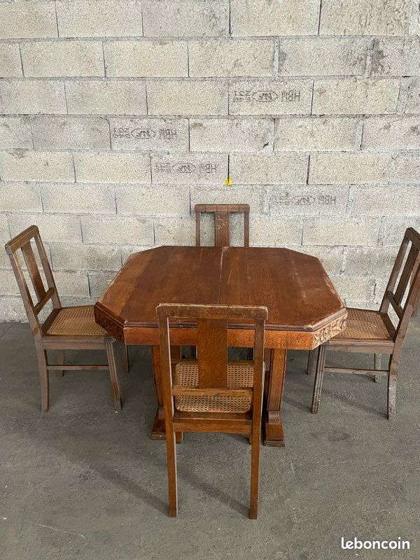 Table vintage en bois avec ses 4 chaises assorties (image 1)