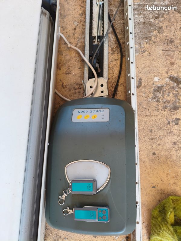 Motorisation porte de garage avec télécommandes (image 1)