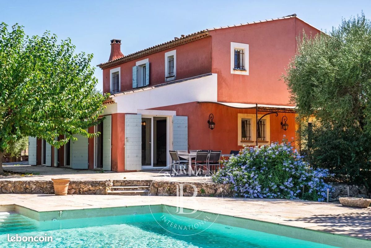Maison 8 pièces 205 m² · à Bagnols-en-Forêt · 205 m² · 830 000 €