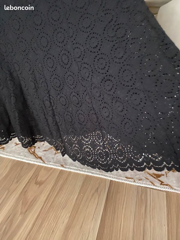Belle jupe en dentelle noir (image 2)