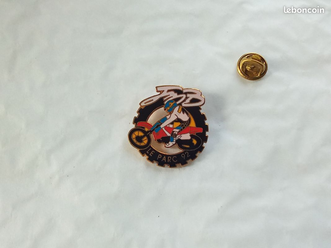 Pin's Insigne Tournoi De Pêche Surf Hatteras Village 1989 – Vintage, Caroline Du Nord USA