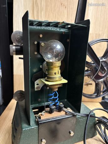 Ancien projecteur cinéma. VINTAGE (1976). LAPIERRE. Modèle 600 LS. 8 mm et super 8 - Collection