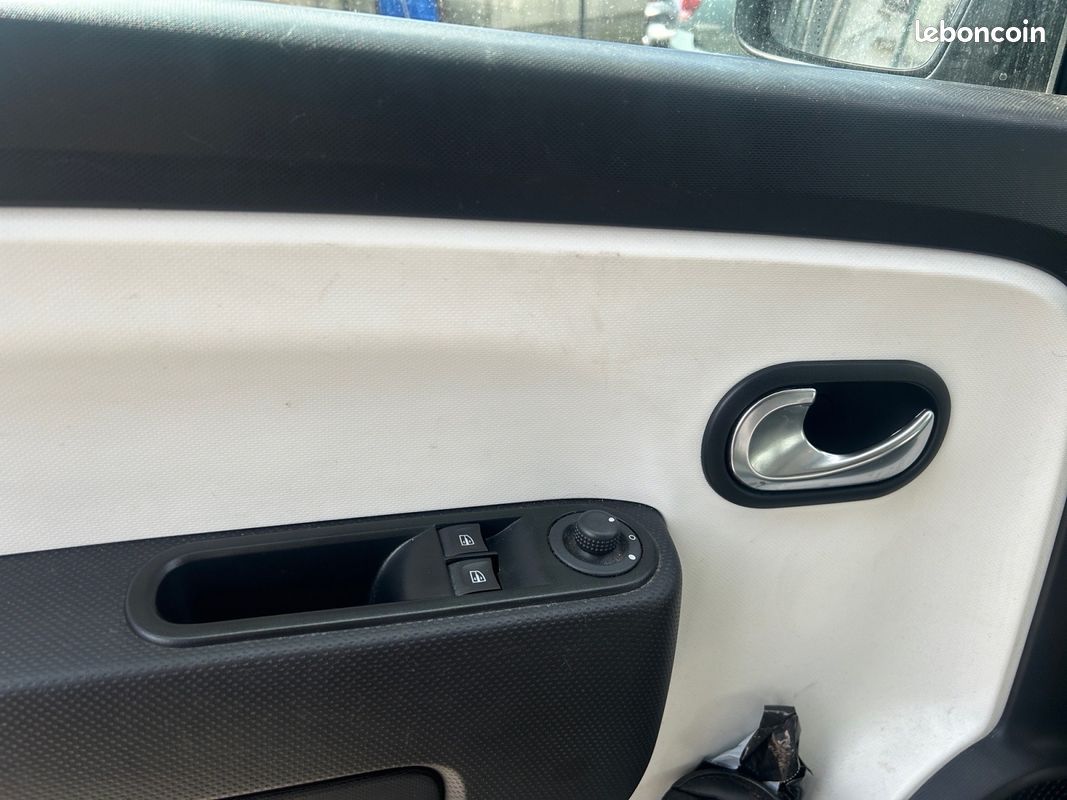 RENAULT TWINGO III Limited EDITION 1er main (image 10)