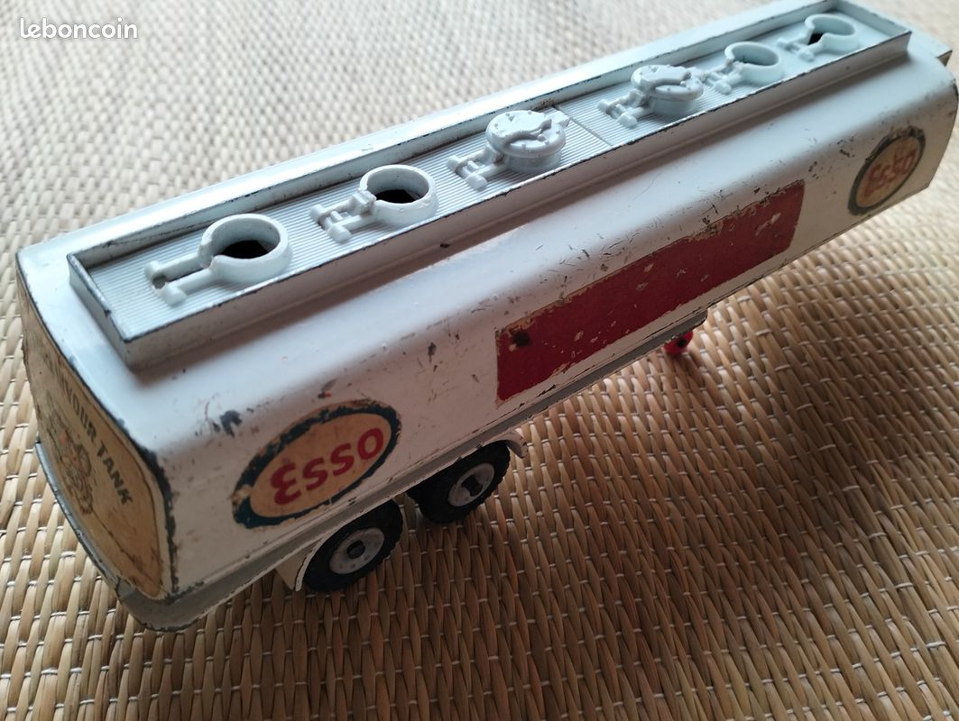 Dinky Toys - 1:43 - A.E.C. Fuel Tanker Esso