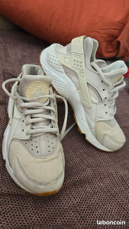 Basket Urh Chaussure Urh Fille Basket Nike URH Beige Et Blanc