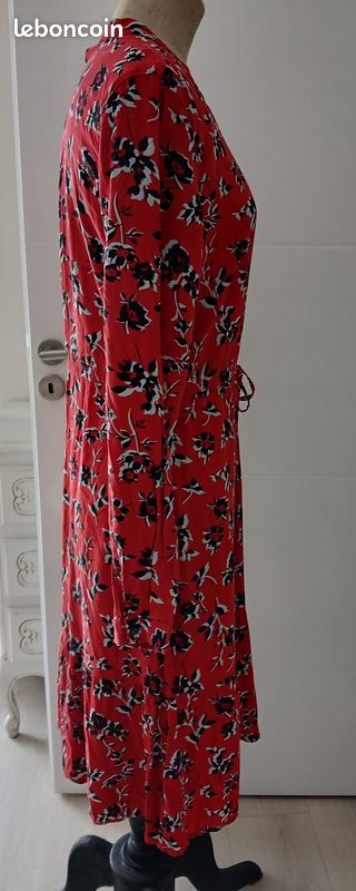 Robe rouge impimée noir et blanc - taille 42/44 (image 4)