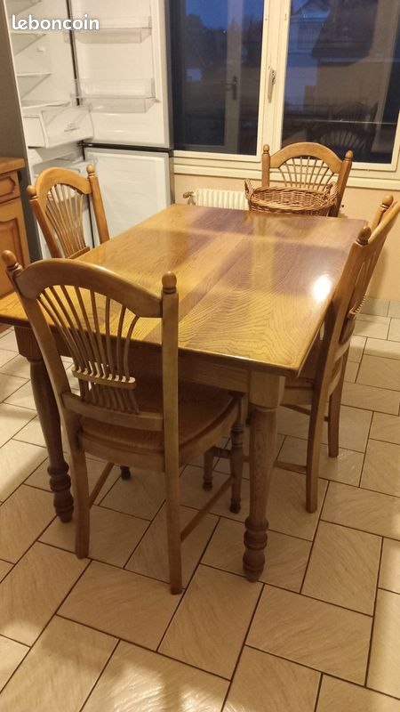 URGENT Table de salle à manger table de cuisine avec 4 chaises très bon état - Ameublement
