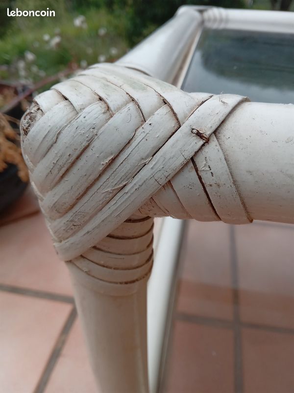 Petite table blanche en bambou et verre (image 4)