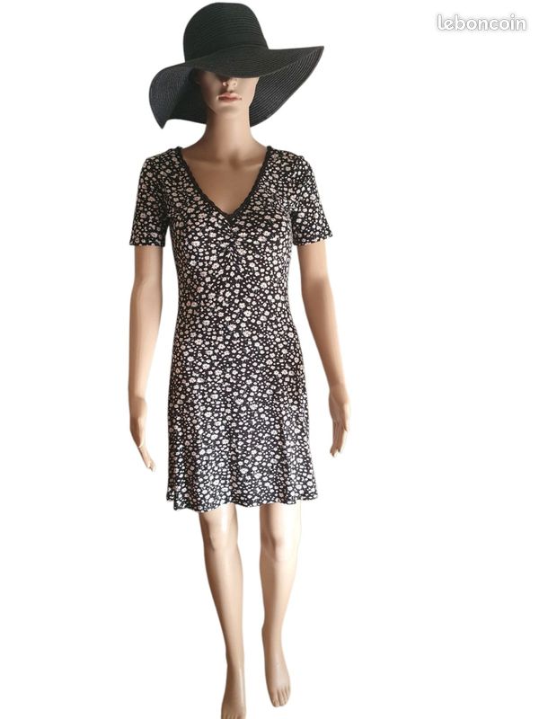 Robe Fille Counting Daisies - Taille 6 - Motif Damas Rouge/blanc/noir - Occasion Très Bon état