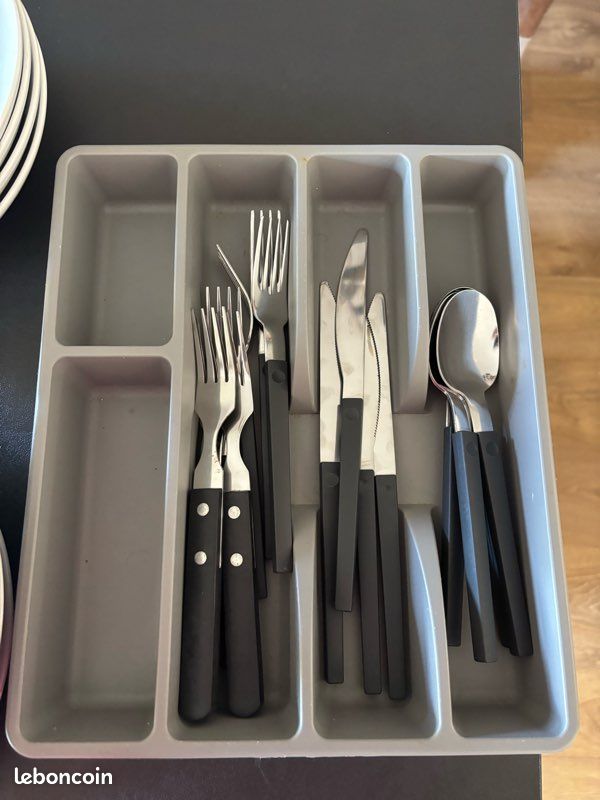 Lots de vaisselles / 6 assiettes / 6 petites assiettes / 4 assiettes creuses / couverts (image 3)