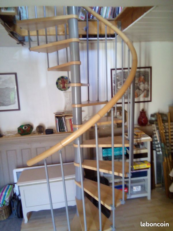 Escalier hélécoīdal en bois et métal (image 1)