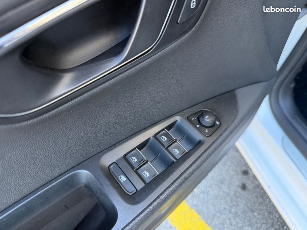 SEAT Leon 1.5 TSi 150CH XCELLENCE DSG / TOIT OUVRANT / CARPLAY / VIRTUAL COCKPIT / CAMERA / GARANTIE 6 MOIS (image 30)