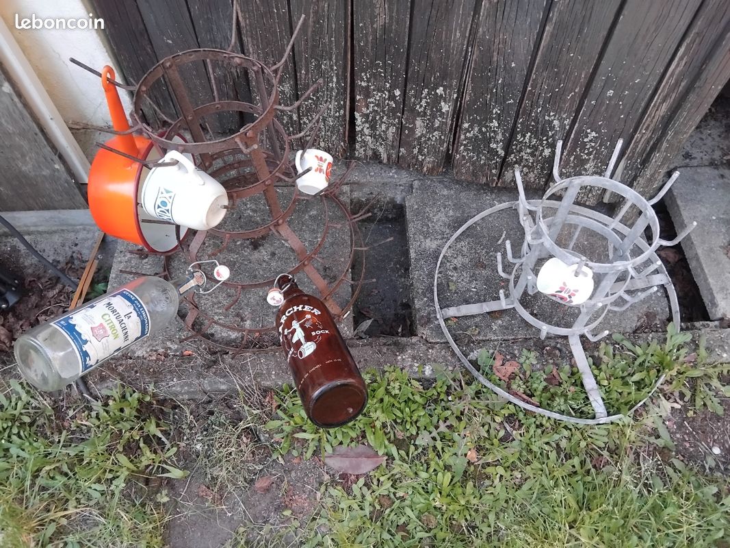 Porte-bouteilles Ancien En Zinc Torsadé Avec 6 Vieilles Bouteilles – Déco Rustique Et Originale