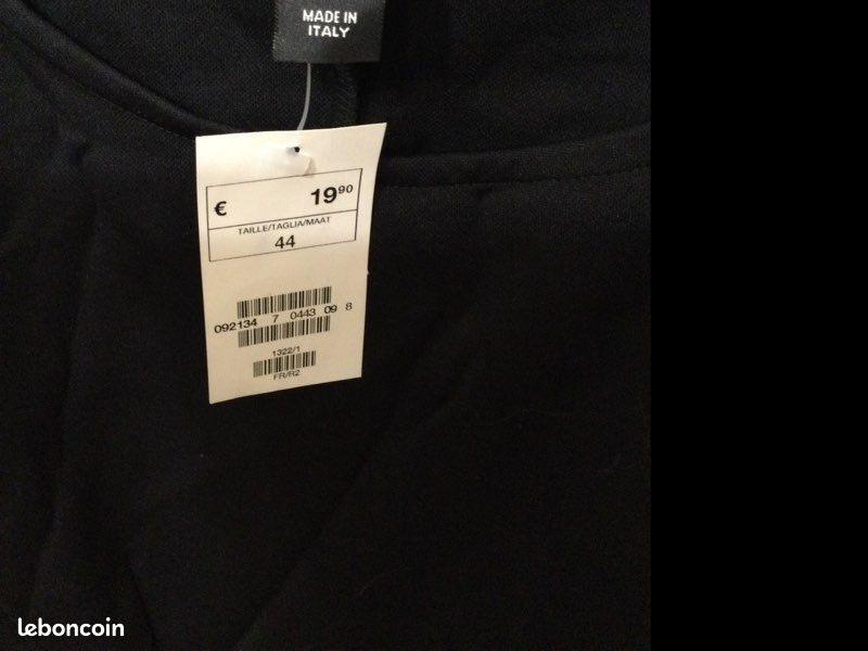 Vends robe noire neuve avec étiquette longueur en dessous du genou (image 2)