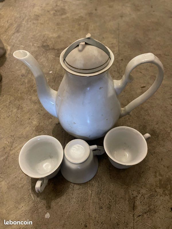 Théière blanche avec dorure avec 3 petites tasses (image 1)
