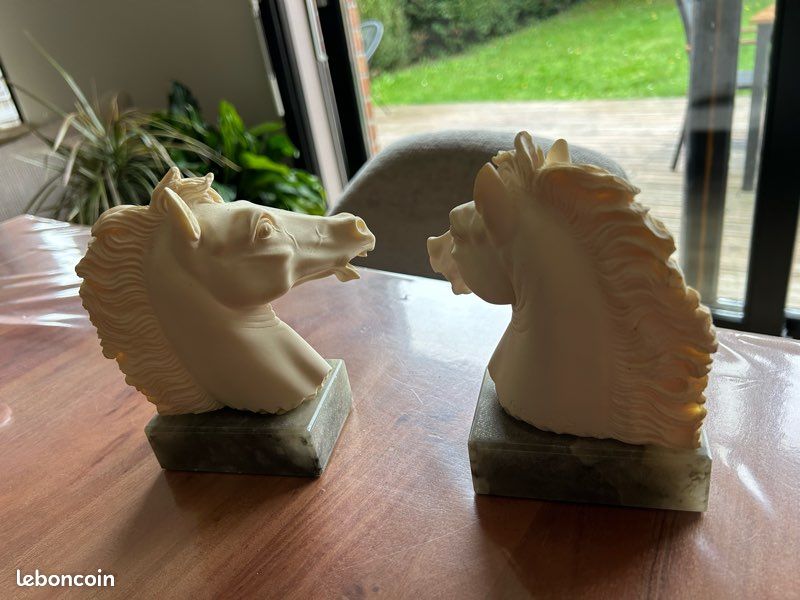Paire de bustes de chevaux en albâtre - Decorop (image 2)