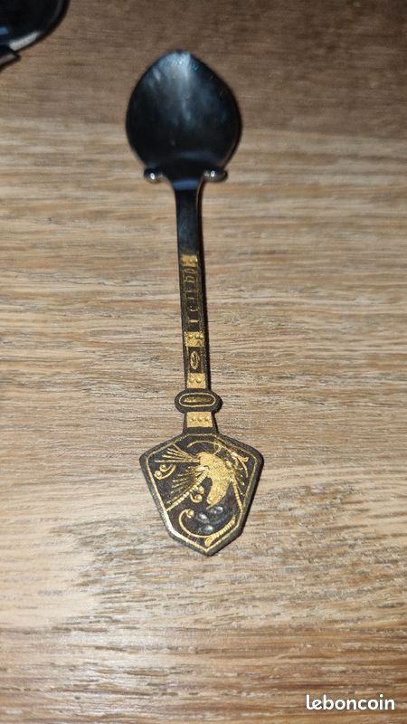 Lot de deux cuillères d'Espagne métal 24k et or (image 3)