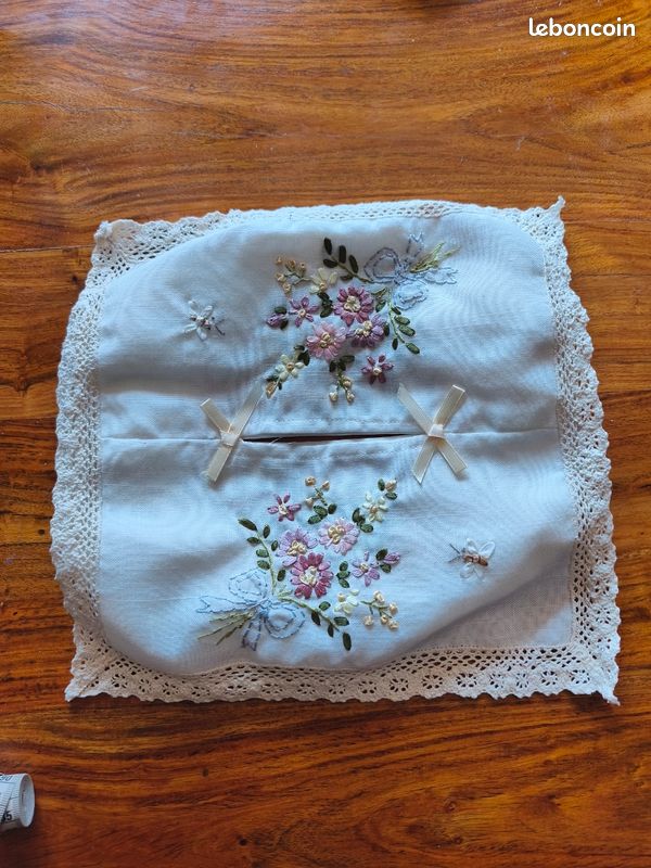 Lot De 2 Mouchoirs Anciens Brodés Main – Initiale J – Coton Blanc Et Dentelle Fuseau