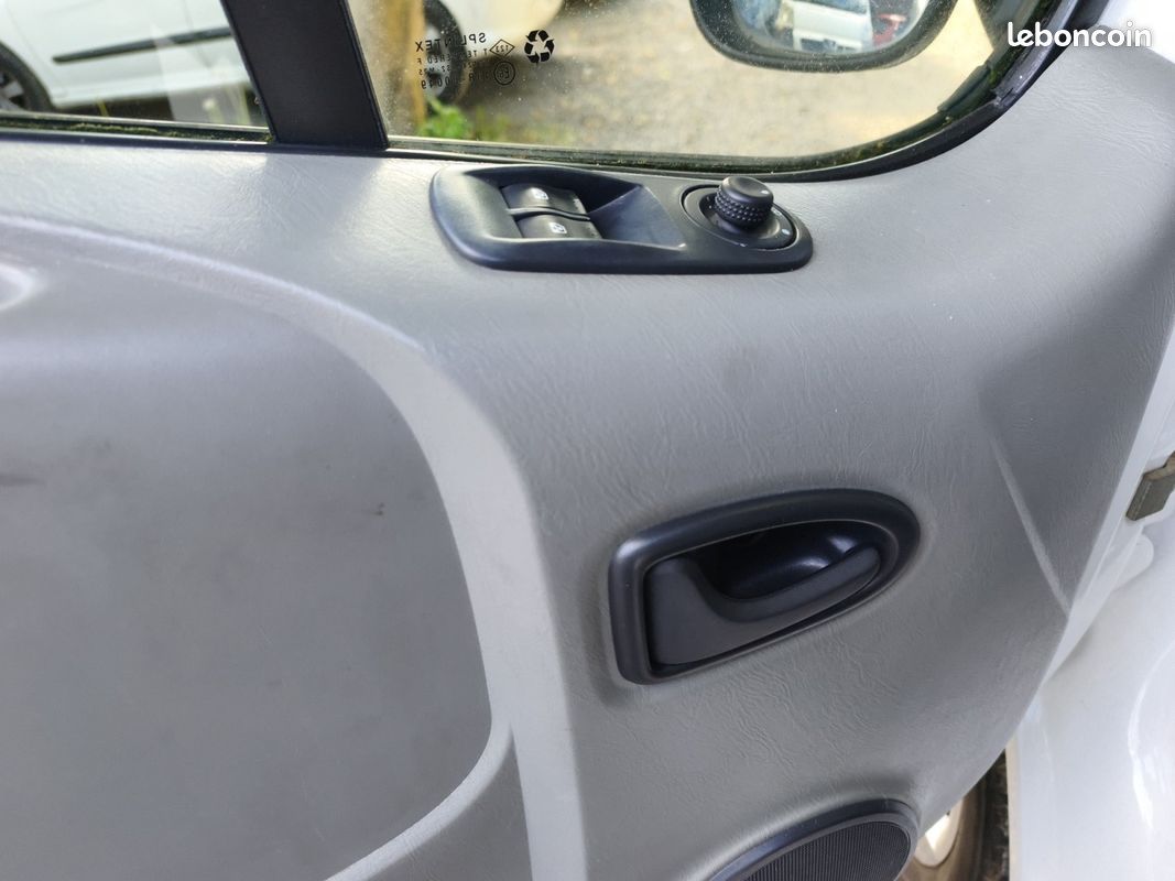 Renault trafic fourgon gn 2.5 dci 150 l1h2 1200 kg grand confort bvr garantie 12 mois (image 17)