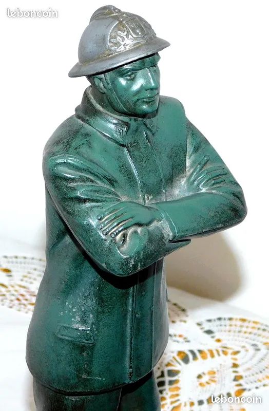 ANCIENNE SCULPTURE PATINE BRONZE SAPEUR POMPIER REGULE EN TENUE AVEC SON CASQUE / Livraison OK (image 3)