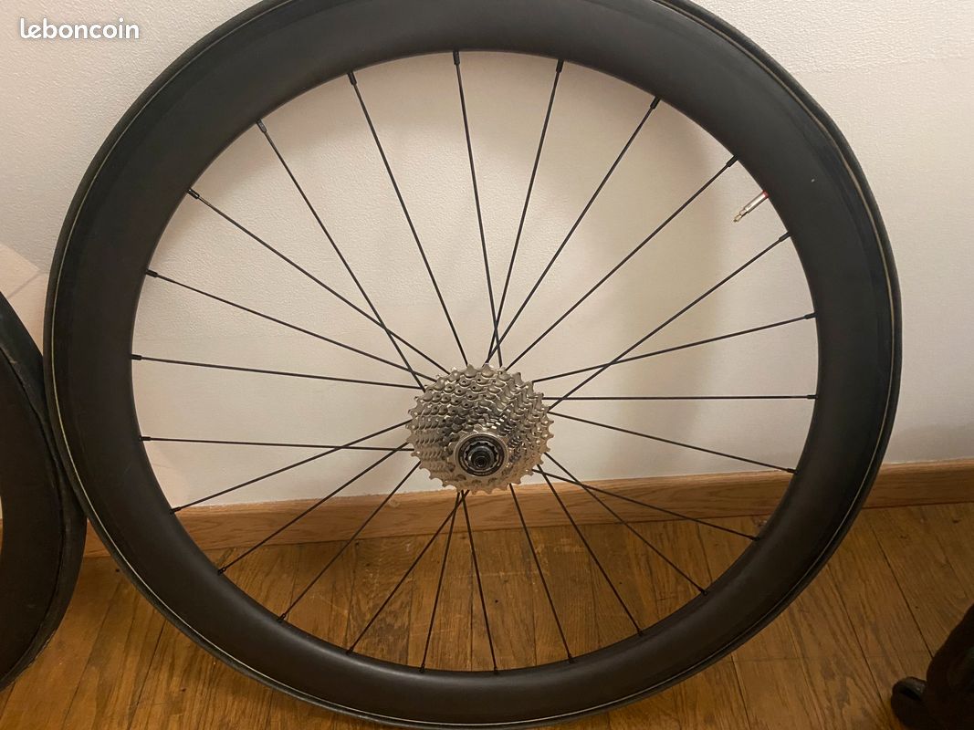 Roue vélo carbone Lightweight - Du choix et des prix Roue vélo carbone Lightweight - Du choix et des prix