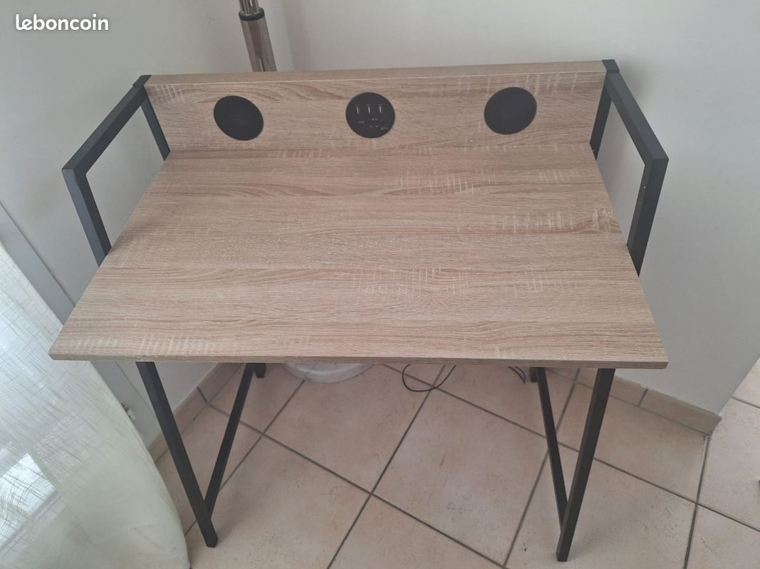 Bureau design avec prises USB intégrées – Très bon état (image 1)