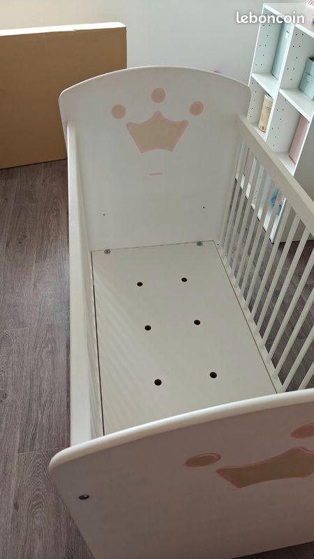 Lit bébé avec planche à langer (image 1)