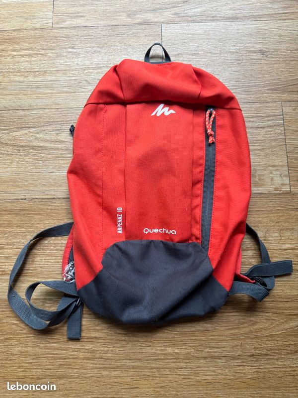 arpenaz 10l hiking backpack QUECHUA Small Mountain Tourism Small Sports Dark Green with Nature Detailing Brown Grey and Orange (Arpenaz NH100) : Sports & Outdoors zipped pockets Quechua - Unisex Navy Blue