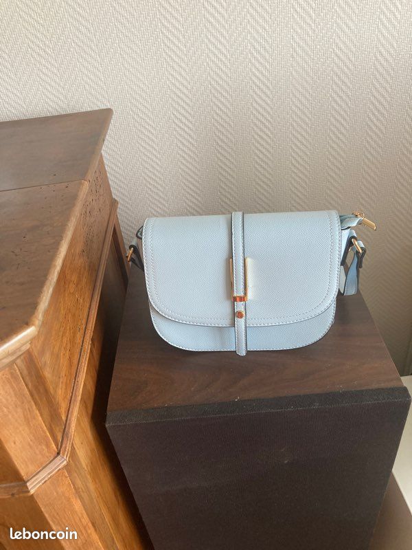 Un petit sac bleu ciel neuf jamais porté Accessoires Bagagerie