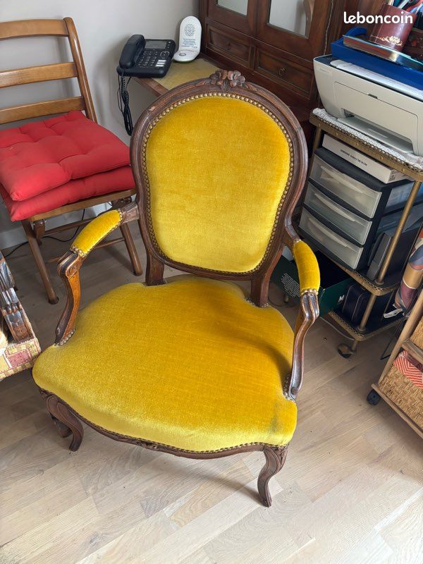 Fauteuil ancien style Louis-Philippe en bois sculpté – Velours jaune moutarde (image 1)