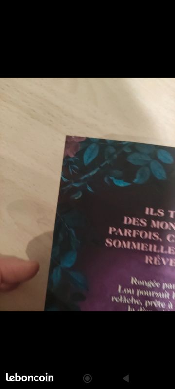 Livre coupables anonymes de Whitney St-Onge B
Édition Cordeau / Ada
Livre lu une fois 
Ne présente pas de pages arrachées ni ecrites (image 4)