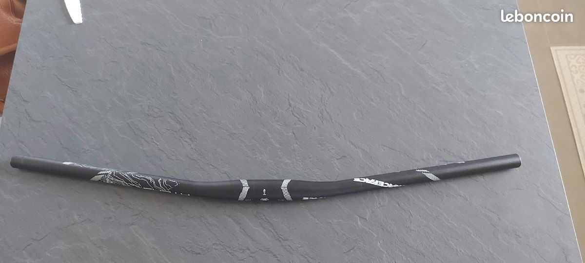 CINTRE RACE FACE ATLAS Plat 31.8x785 mm Noir (image 1)