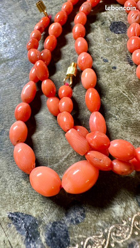 Collier couleur rose (image 1)