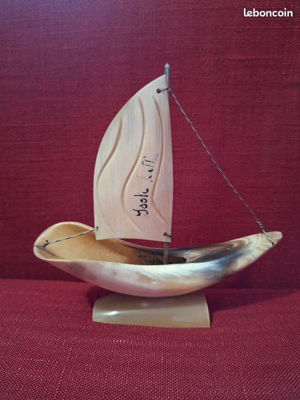 Voilier miniature en corne véritable sculptée - Objet d'art vintage (image 1)