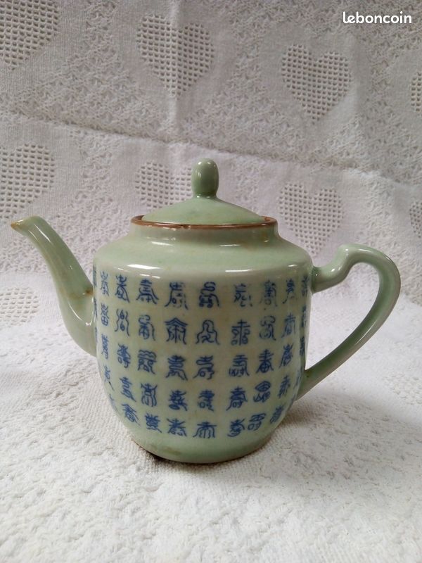 Théière ancienne en porcelaine (image 1)