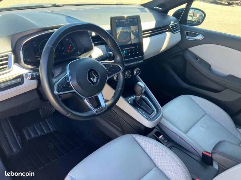 Renault Clio 1.6 E-Tech 140ch Initiale Paris -21 (image 11)
