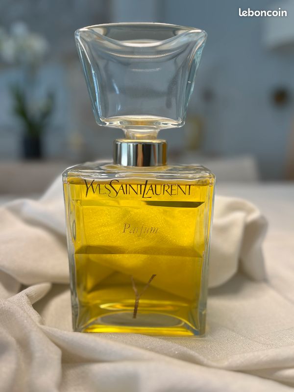 Factice géant Yves Saint Laurent – “Y” Collection