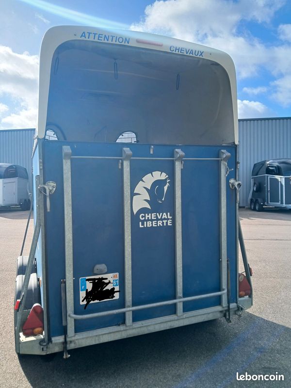 Van occasion places Cheval Liberté Équipement auto