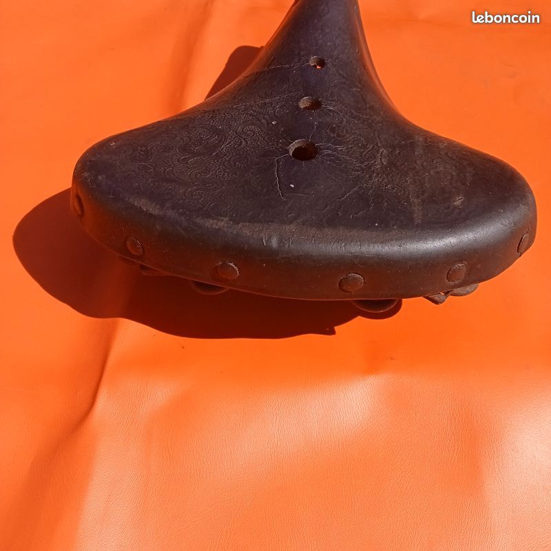 Selle De Vélo Ancienne – Cuir Patiné – Homme – 1910/15 – Collection