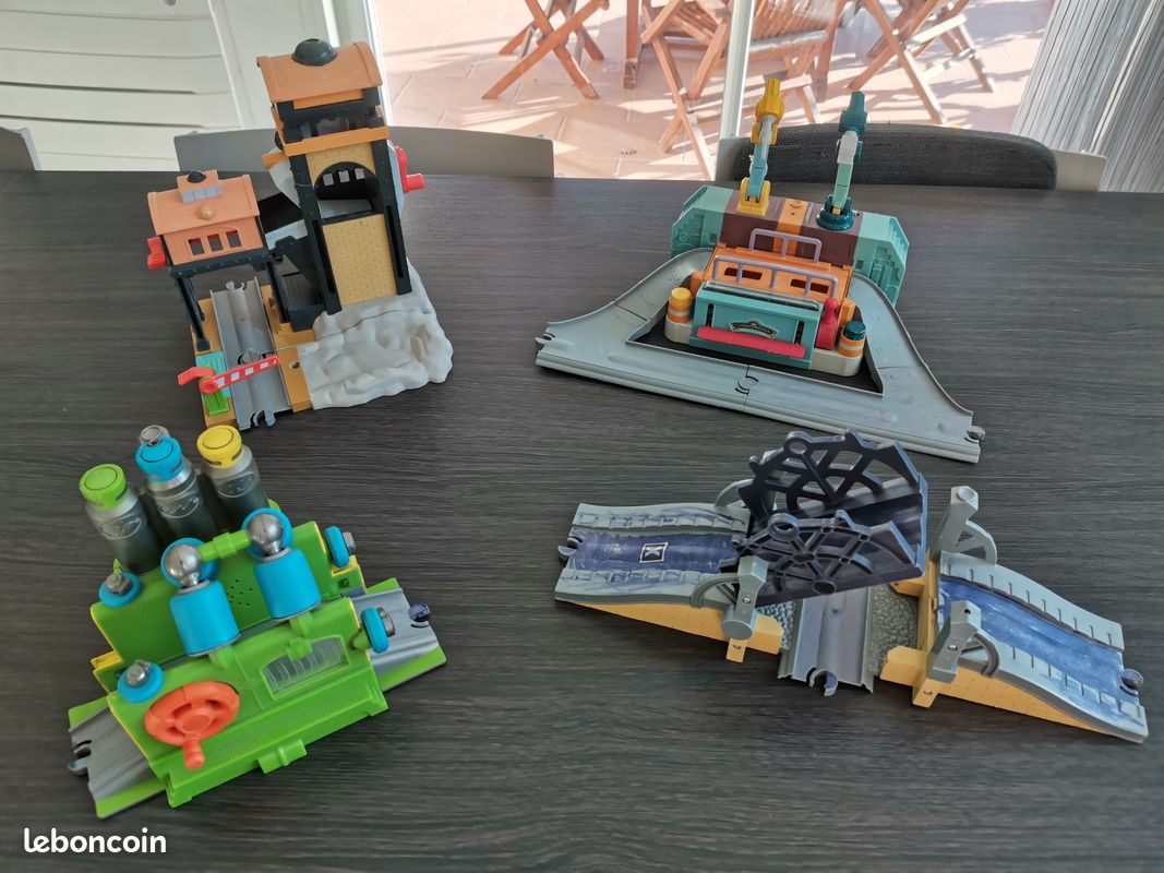 Lot Chuggington locomotives, rails et bâtiments (image 2)