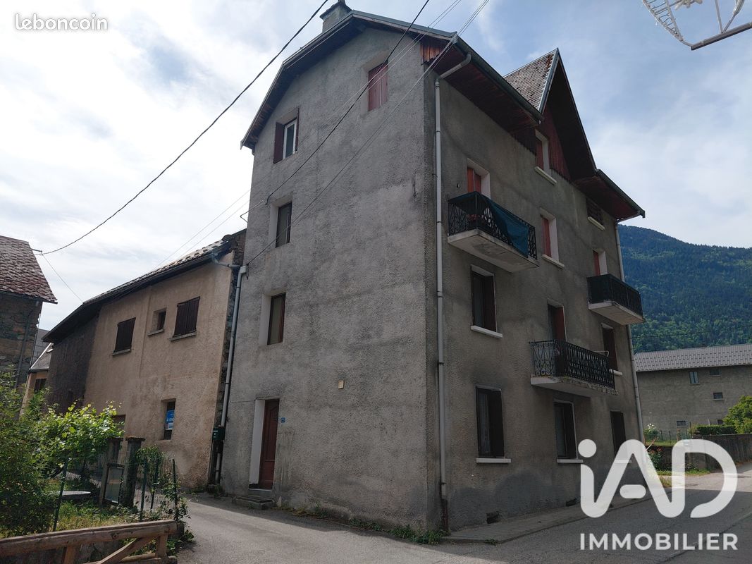 Immeuble 186 m² · à Saint-Étienne-de-Cuines · 186 m² · 250 000 €