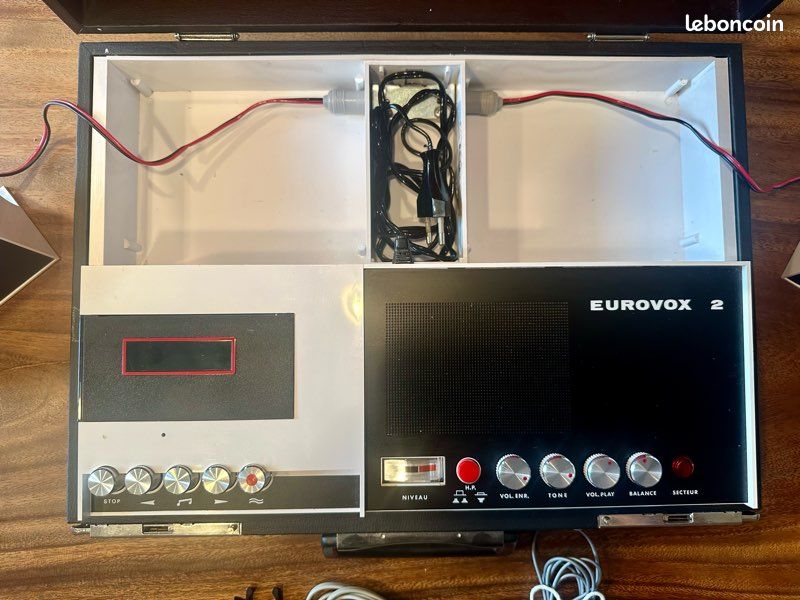 Magnéto-cassette vintage portable EUROVOX 2, avec son étui et manuel - Collection