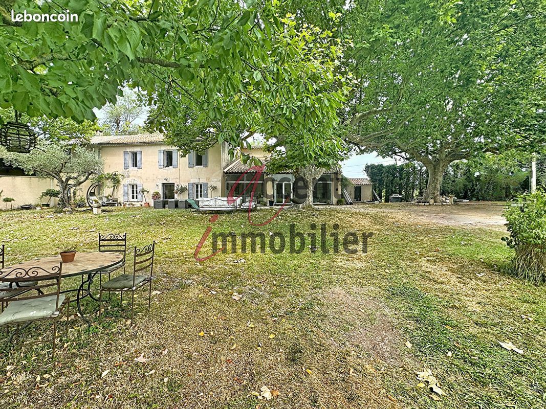 Maison 8 pièces 263 m² · à Mollégès · 263 m² · 699 000 €