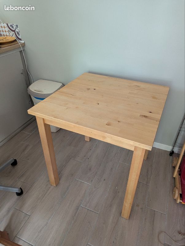 Table carrée en pin ikea (image 1)