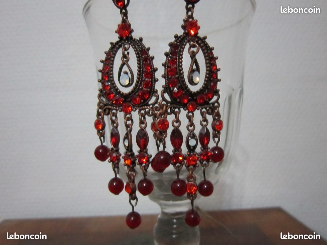 Divers boucles rouges pendantes (image 1)