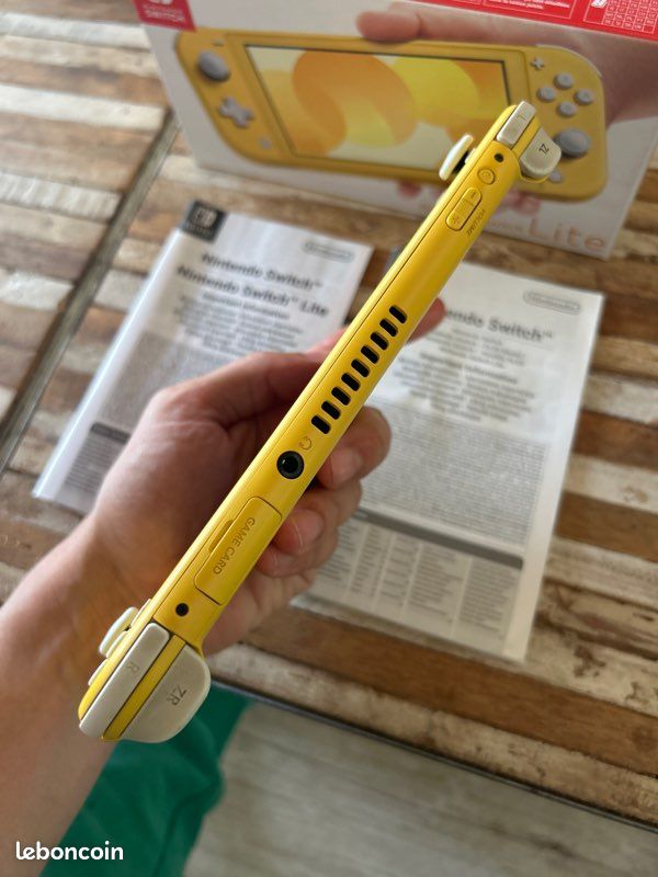 Nintendo switch lite (image 3)