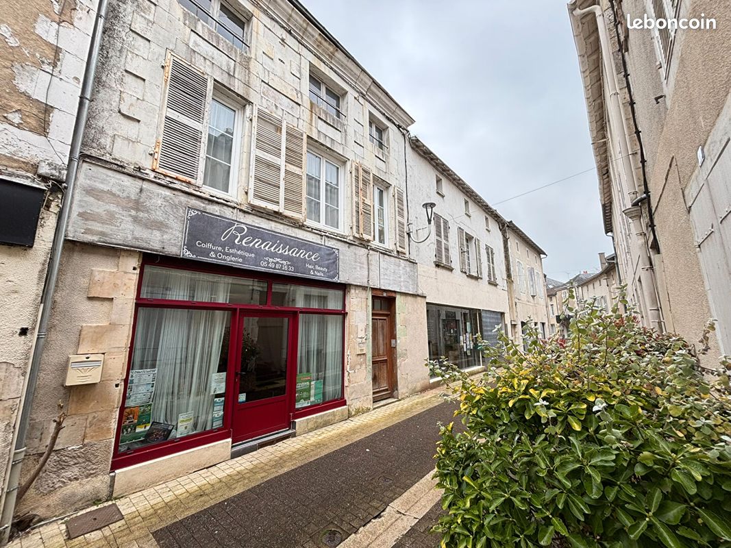 Immeuble 3 pièces 257 m² · à Civray · 257 m² · 124 000 €