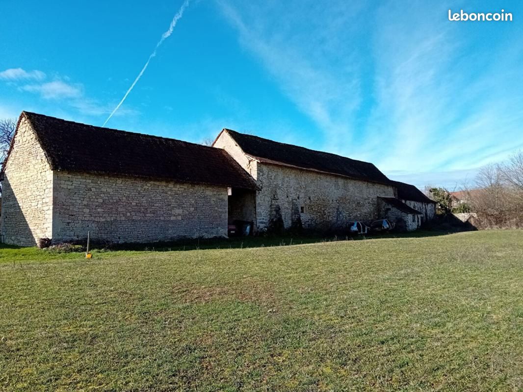 Maison 5 pièces 280 m² · à Vailhourles · 280 m² · 60 000 €