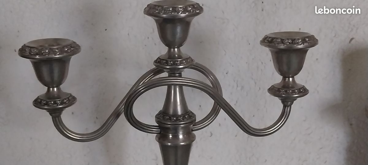 PAIRE DE CHANDELIERS EN MÉTAL ARGENTÉ ANGLAIS STYLE LOUIS X
