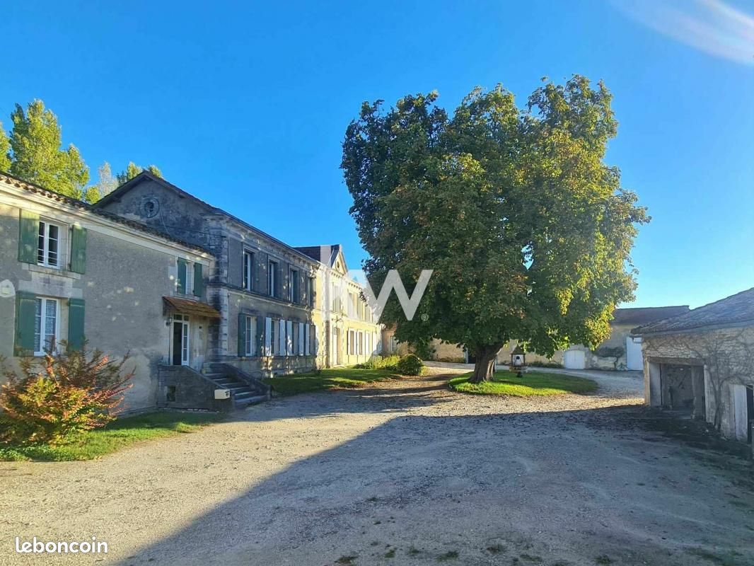 Propriété 13 pièces 362 m² - Châtignac 16480 (image principale 0)